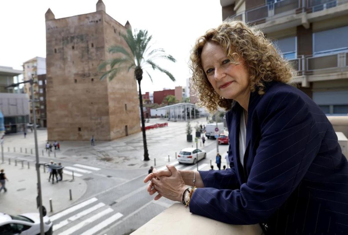 Amparo Folgado, con la Torre al fondo, en la entrevista