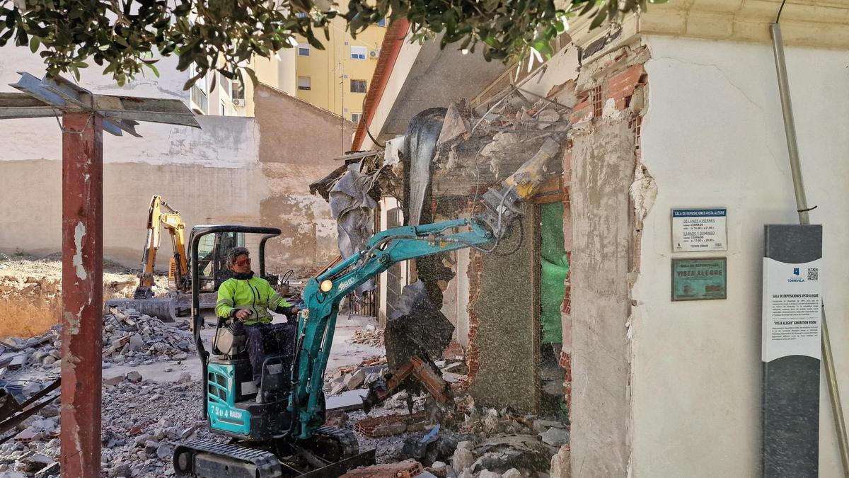 La maquinaria ha derribado una pequeña porción de la Sala de Exposiciones Vista Alegre