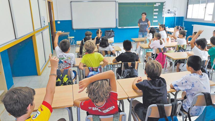 Els alumnes gironins tornen a les aules entre somriures i llàgrimes