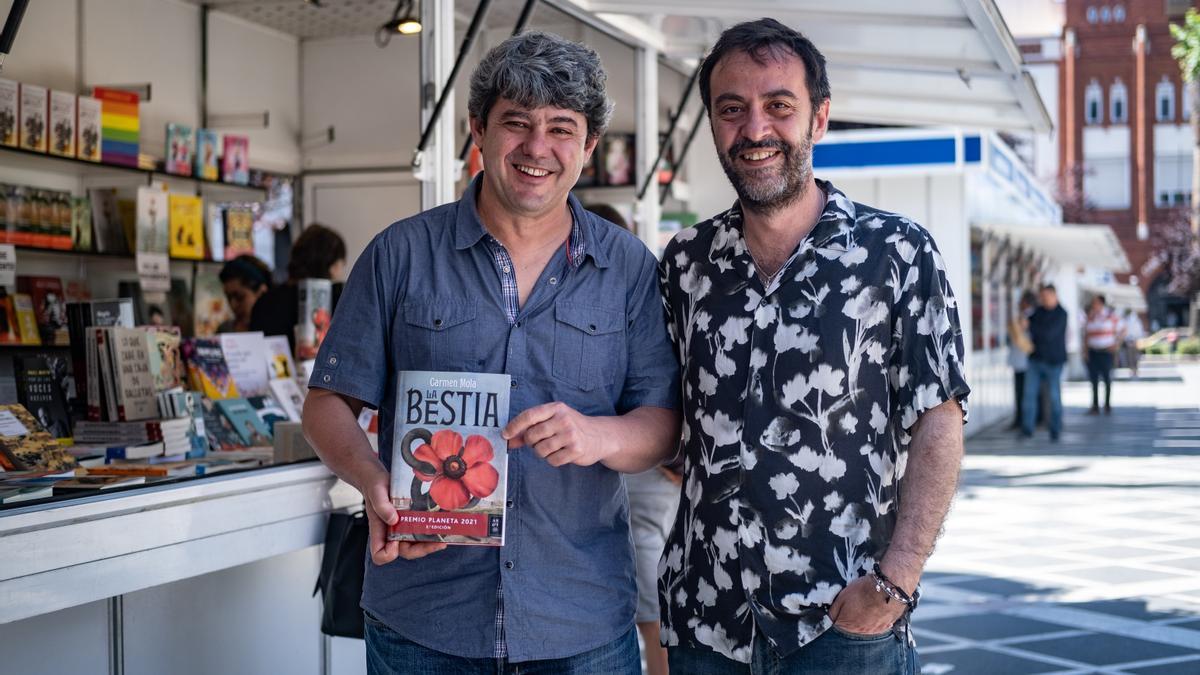 Antonio Mercero y Agustín Martínez, ayer en la Feria del Libro de Badajoz.