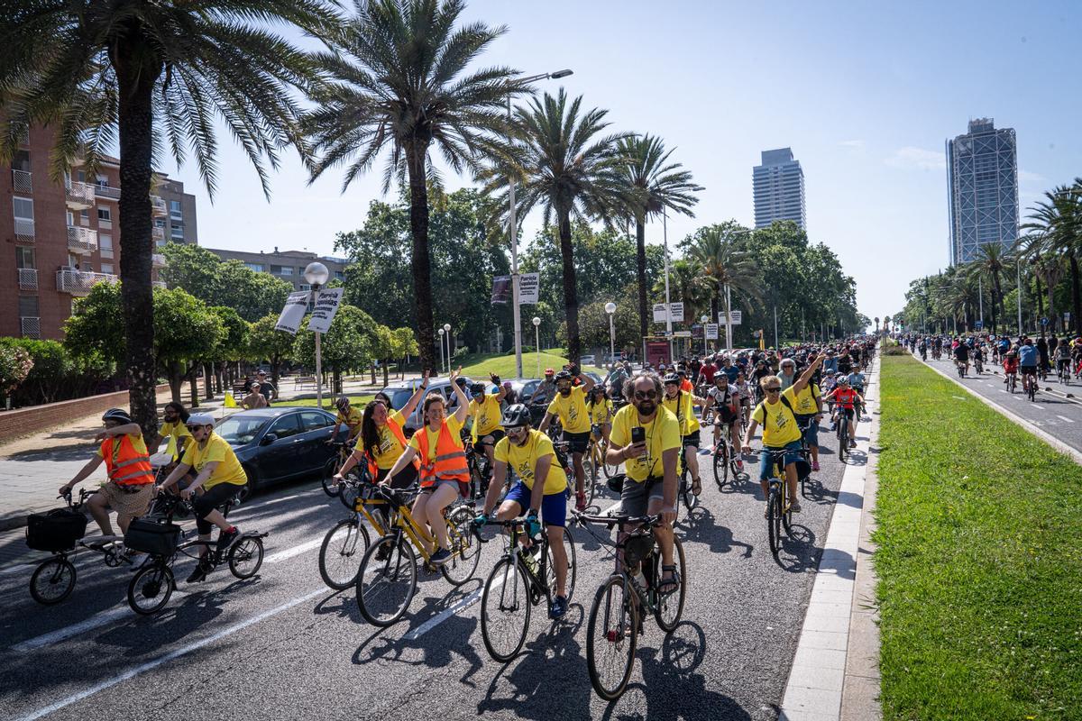Nueva edición de la Festa de la Bici y la Bicicletada en Barcelona, con el paseo de Lluís Companys convertido, un año más, en punto de encuentro para familias y aficionados al mundo del ciclismo de todas las edades. Un evento que este año ha atraído a cientos de personas y que ha contado con un aliciente añadido: la cuenta atrás hacia la salida del Tour de Francia 2026 desde la capital catalana. Nueva edición de la Festa de la Bici y la Bicicletada en Barcelona, con el paseo de Lluís Companys convertido, un año más, en punto de encuentro para familias y aficionados al mundo del ciclismo de todas las edades. Un evento que este año ha atraído a cientos de personas y que ha contado con un aliciente añadido: la cuenta atrás hacia la salida del Tour de Francia 2026 desde la capital catalana.