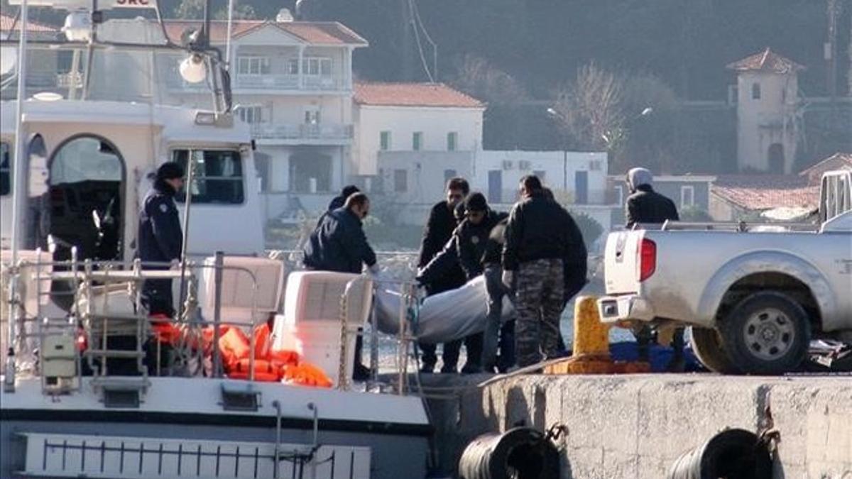 Los guardacostas llegan a puerto con los cuerpos de los fallecidos en el naufragio.