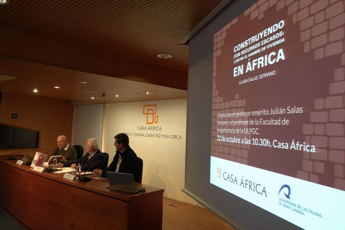 De izquierda a derecha: el director de Casa África, José Segura; el doctor en Ingeniería Industrial, Julián Salas, y el docente en el grado de Arquitectura de la ULPGC, Vicente Díaz.