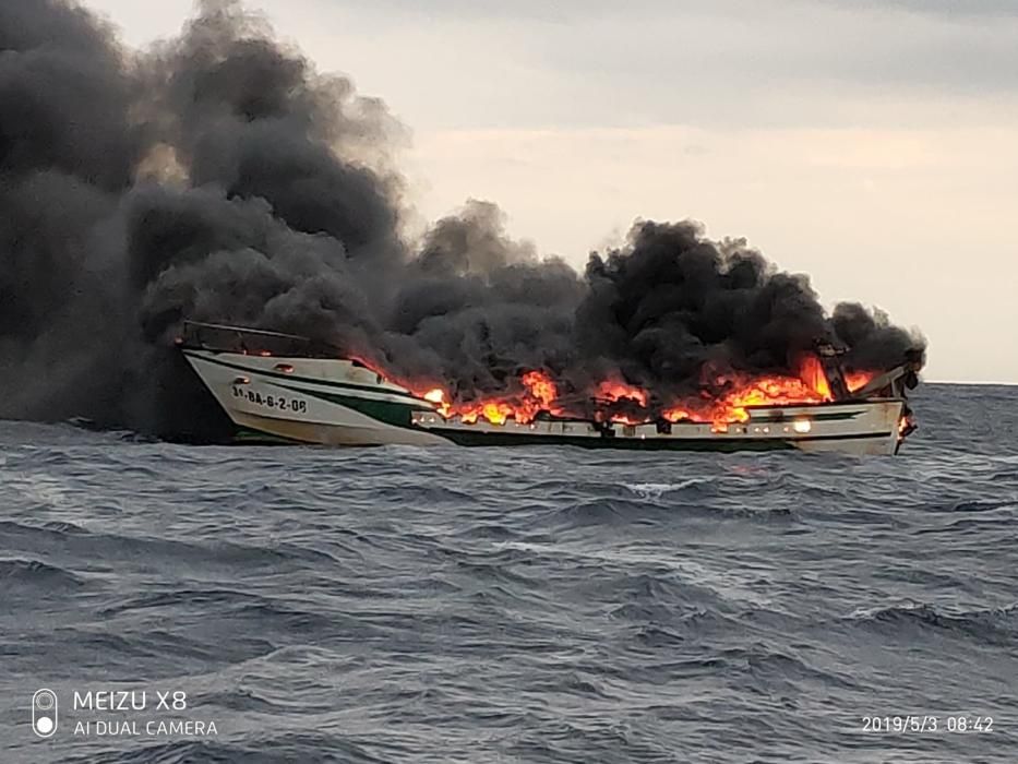 Incendi d'un pesquer al Port de la Selva