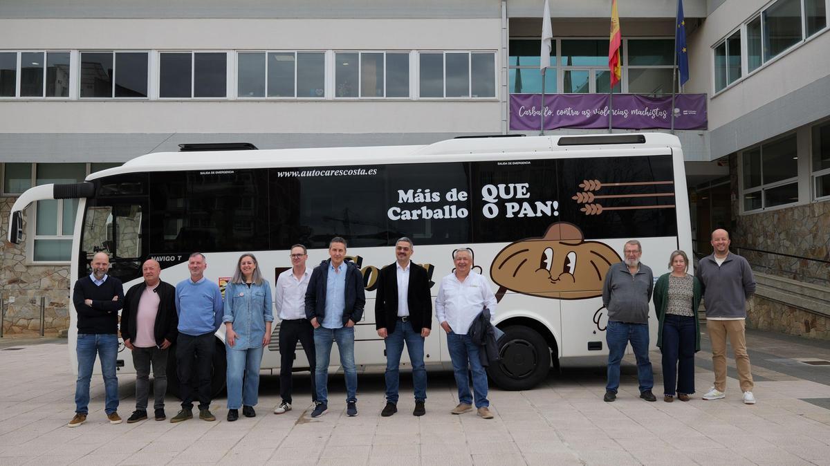 Autobús 'Máis de Carballo que o pan'.