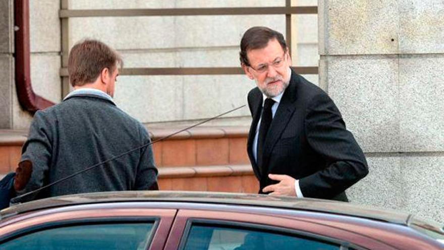 Rajoy, ayer, llega al velatorio por su hermano. // Rafa Vázquez