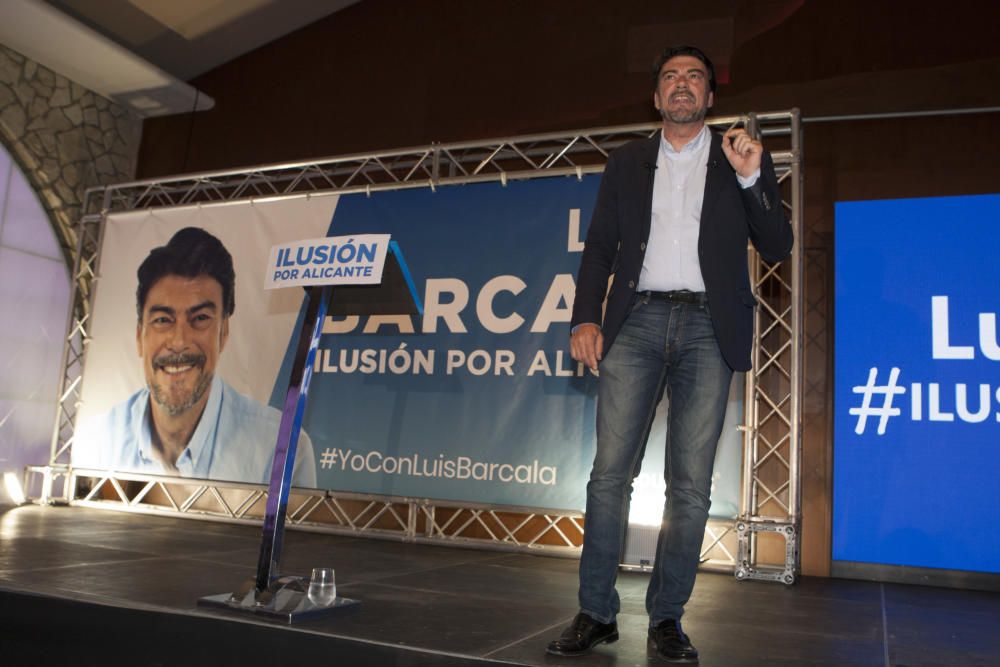 Reúne a más de 500 personas en la presentación de su candidatura.