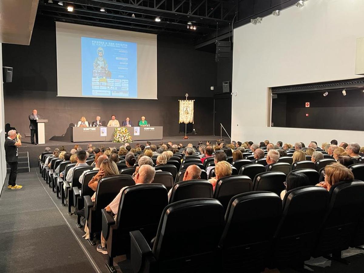 Aspecto que presentaba el centro de congresos para escuchar el pregón de San Crispín