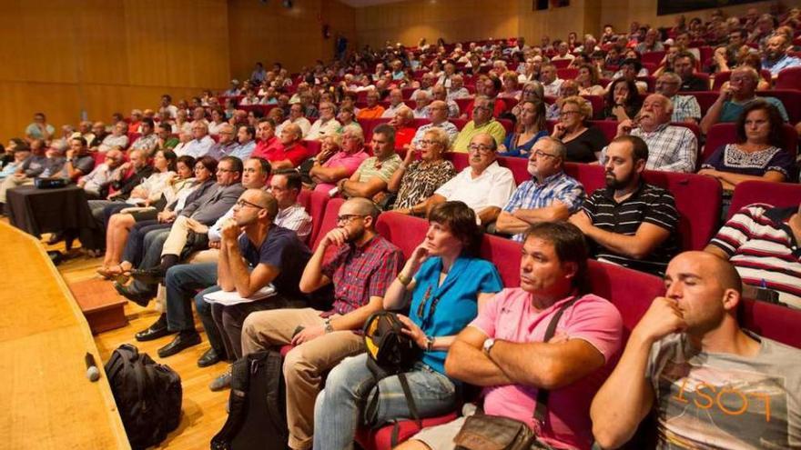 El público abarrota el multiusos, ayer, durante la presentación de la hoja de ruta del Plan Xeral. // R. Grobas