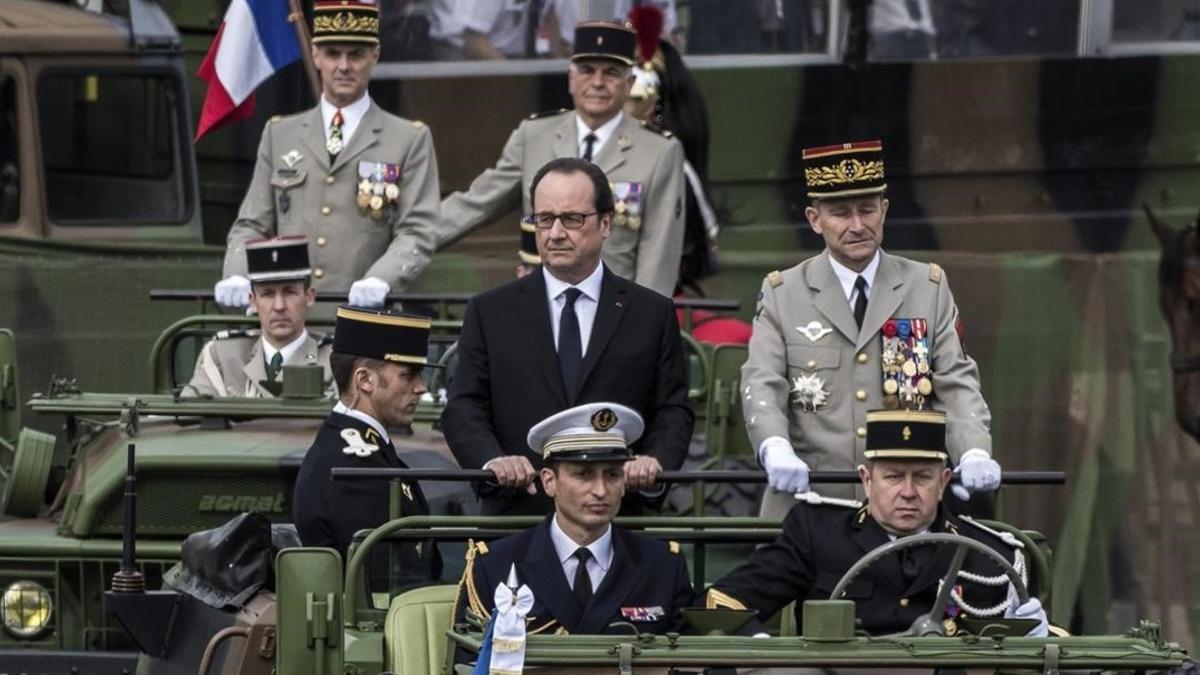 El presidente frances  Francois Hollande  c   durante un desfile celebrado con motivo del Dia de la Bastilla en los Campos Eliseos de Paris.