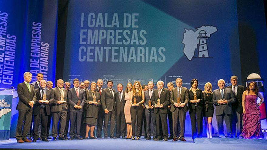 Foto de familia de todos los representantes de las empresas homenajeadas y de los patrocinadores y organizadores de la I Gala de Empresas Centenarias.
