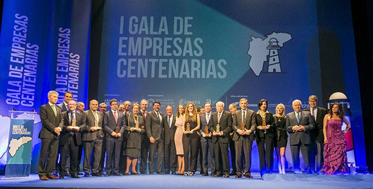 Foto de familia de todos los representantes de las empresas homenajeadas y de los patrocinadores y organizadores de la I Gala de Empresas Centenarias.