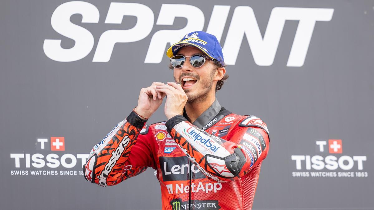 Bagnaia gana con una mano e iguala a Martín en el Mundial