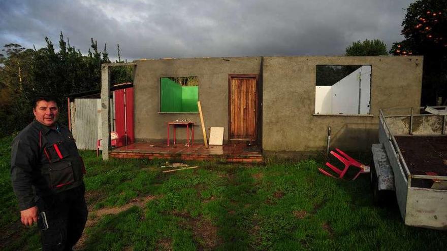 El dueño de una casa derribada el año pasado por la APLU en Vilanova de Arousa. // Iñaki Abella