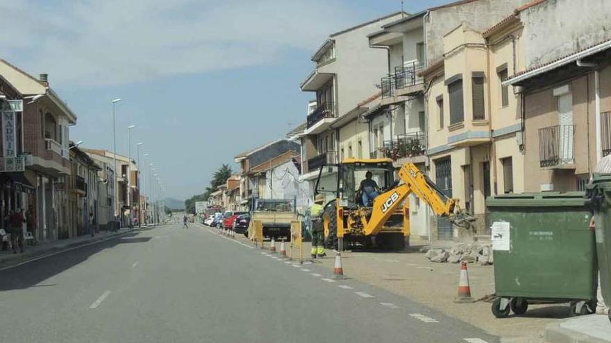 Trabajos de retirada del hormigón de las aceras del margen derecho en la travesía de Camarzana. Foto M. A. C.