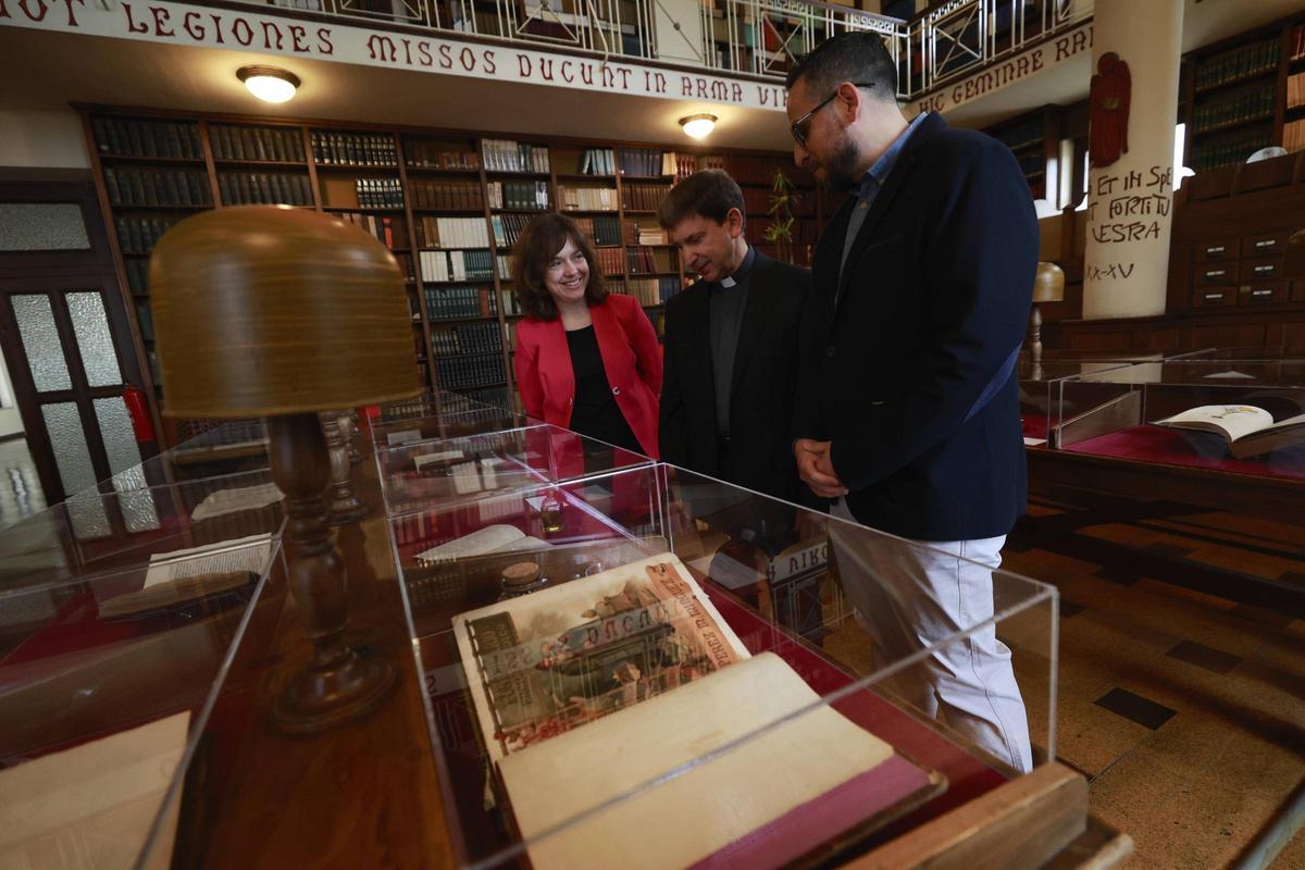Judit Hidalgo, José Antonio Bande y Francisco Serrano paseando por la exposición.