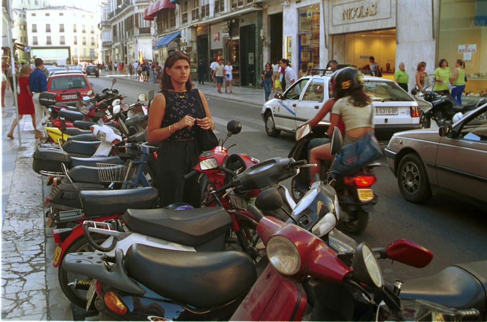 Así era, hace 20 años, la calle Larios, antes de la reurbanización del centro de la ciudad que llevó a su peatonalización en 2002.