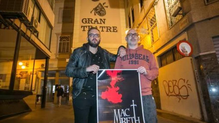 José Luis Mas y David López con el cartel de «Macbeth», que se estrenará el 31 de marzo.