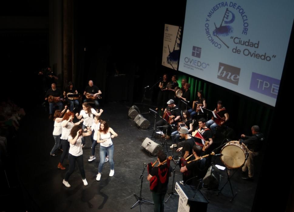 Ceremonia de entrega de los premios del XXIV concurso y muestra del Folclore Ciudad de Oviedo