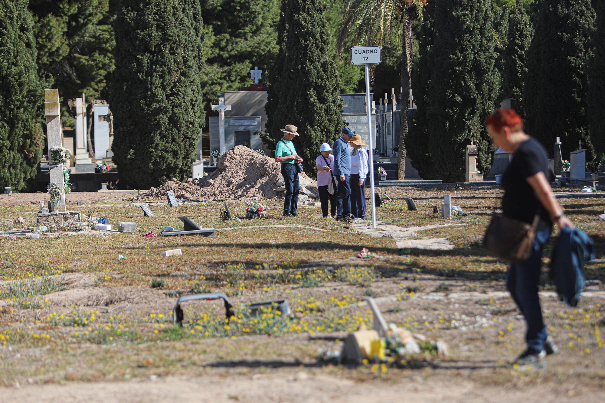 Concentración en el cementerio de Alicante por las personas fueron fusiladas y enterradas por el régimen franquista en fosas comunes