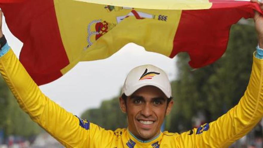Alberto Contador celebra su última victoria en el Tour de Francia.