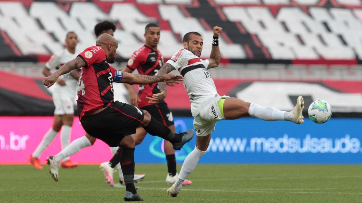 Dani Alves en una acción del partido contra el At. Paranaense