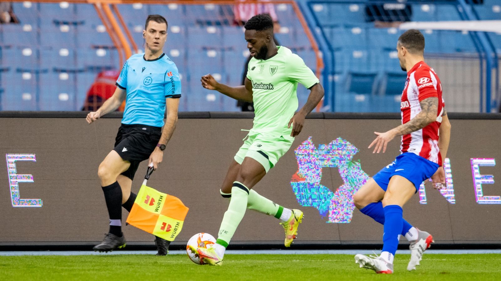 Iñaki Williams, en un ataque de los Leones ante el Atlético en Riad.