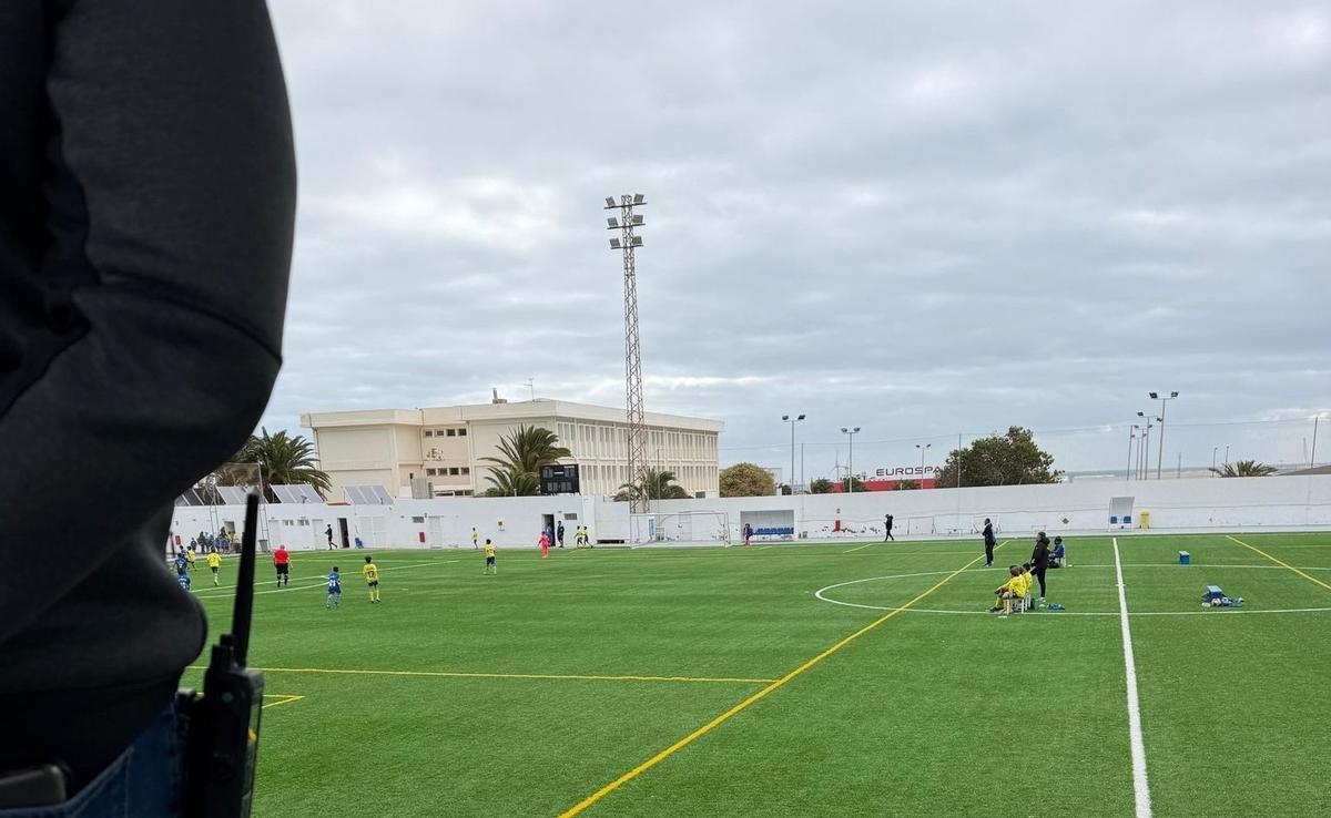 Un agente de la Policía Local de Arrecife, en un partido en la cancha de Altavista