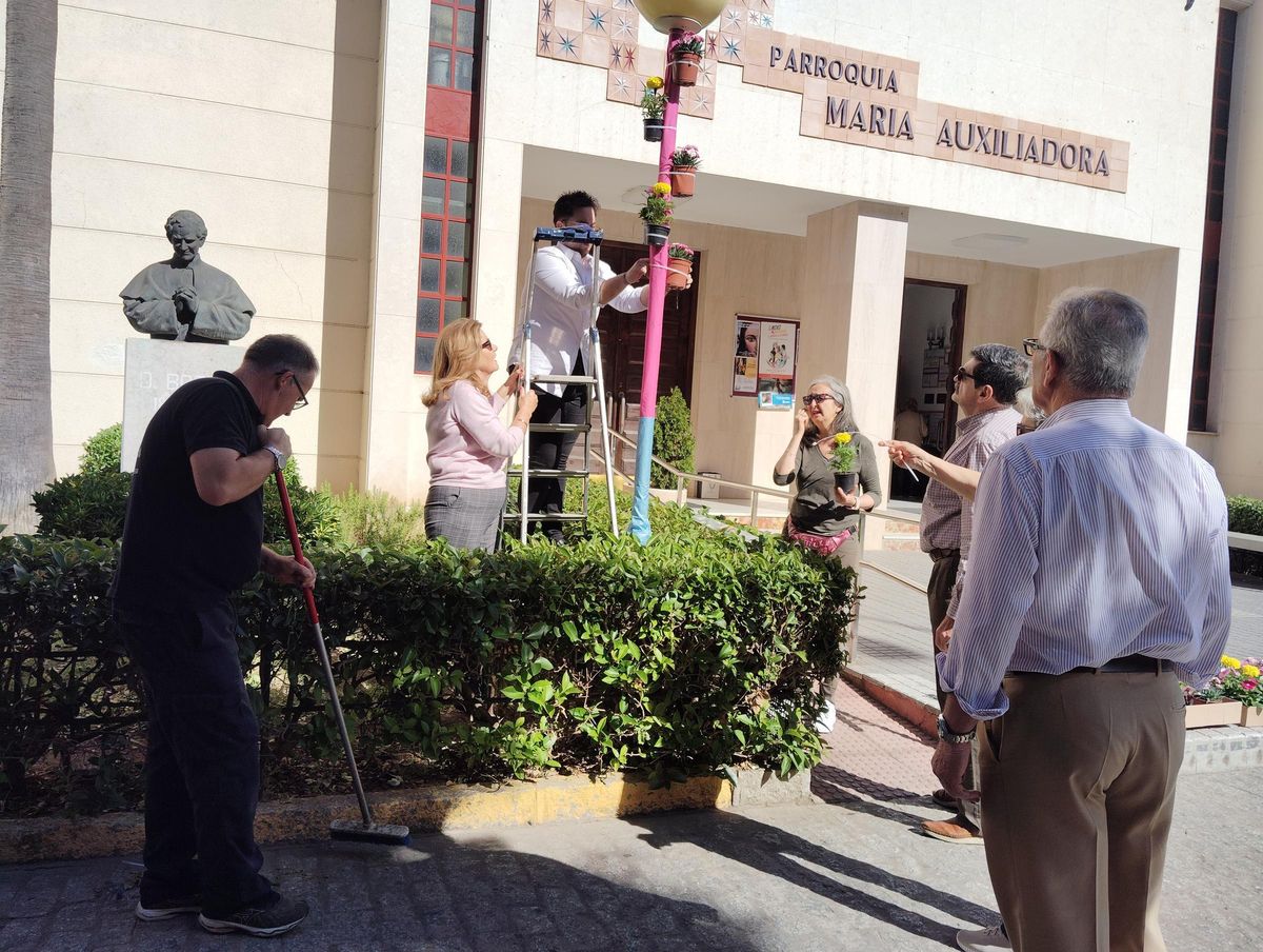 Preparativos en la entrada de la parroquia de María Auxiliadora.