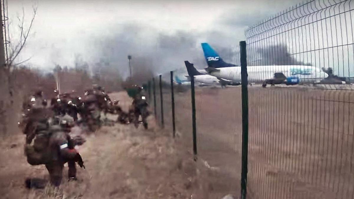 Captura de vídeo suministrado por el Ministerio de Defensa ruso donde se ven maniobras de su ejército junto a un aeropuerto de una localidad no identificadad en Ucrania