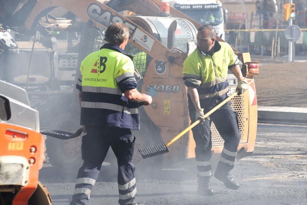 Obres per asfaltar la rotonda de la Bonavista