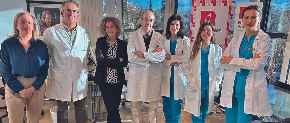 El presidente de la Fundación Arruzafa y director médico del Hospital Arruzafa, Juan Manuel Laborda (centro), con integrantes de la fundación y profesionales del hospital.