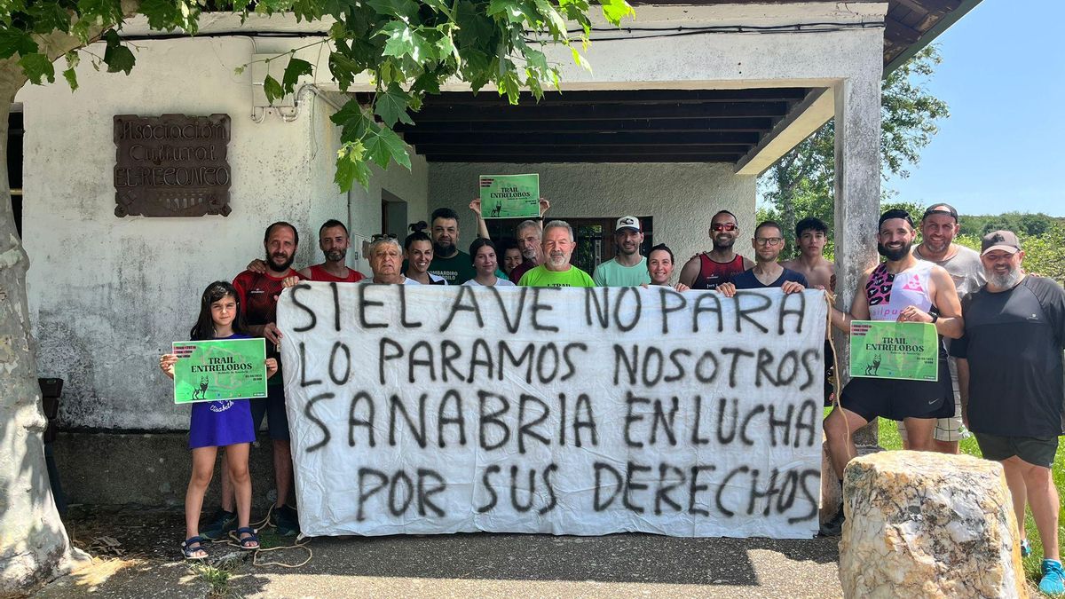 Vecinos de Robleda-Cervantes con una de las pancartas reivindicativas contra la supresión de paradas AVE en Otero de Sanabria.