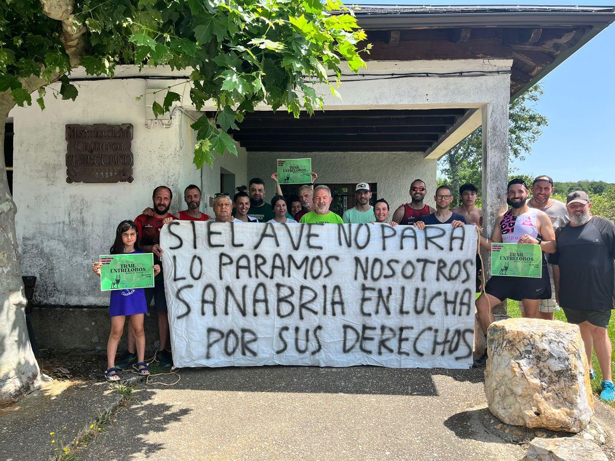 Vecinos de Robleda-Cervantes con una de las pancartas reivindicativas contra la supresión de paradas AVE en Otero de Sanabria.
