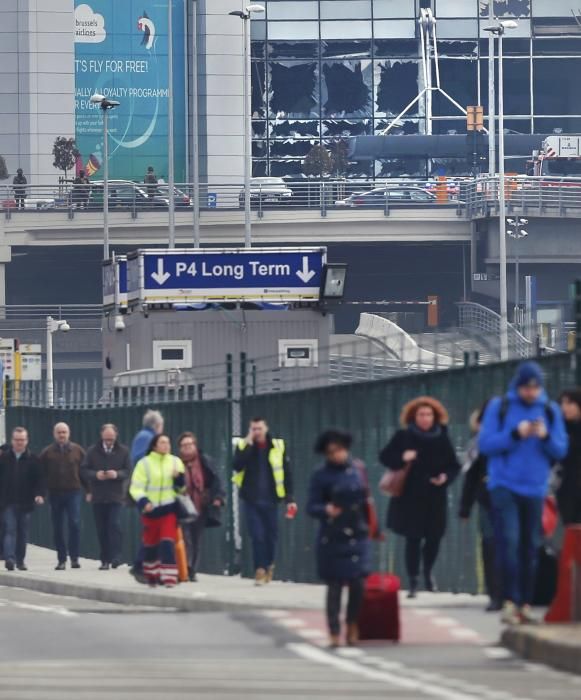 La gente sale de la escena de las explosiones en el aeropuerto de Zaventem