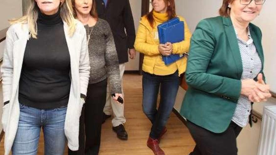 En primer término, Graciela Blanco (izquierda) y Pilar Varela, durante la visita que el 27 de diciembre de 2017 hicieron a las doce habitaciones dobles de la unidad de convalecencia de la Residencia Mixta de Pumarín.