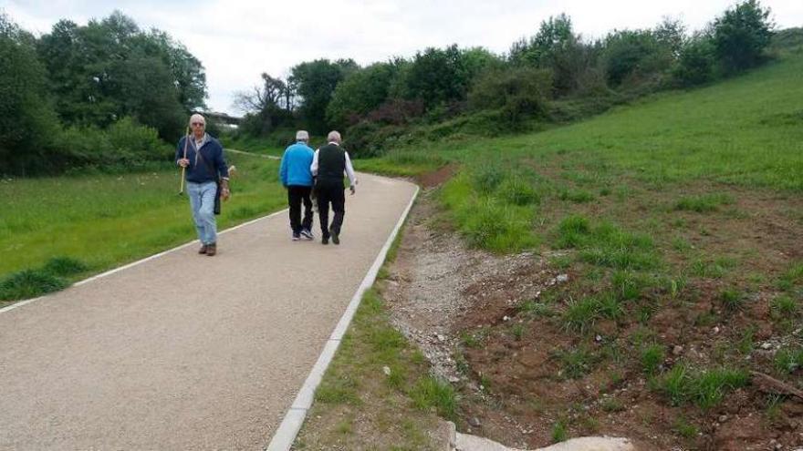 Caminantes en la senda del río Magdalena.