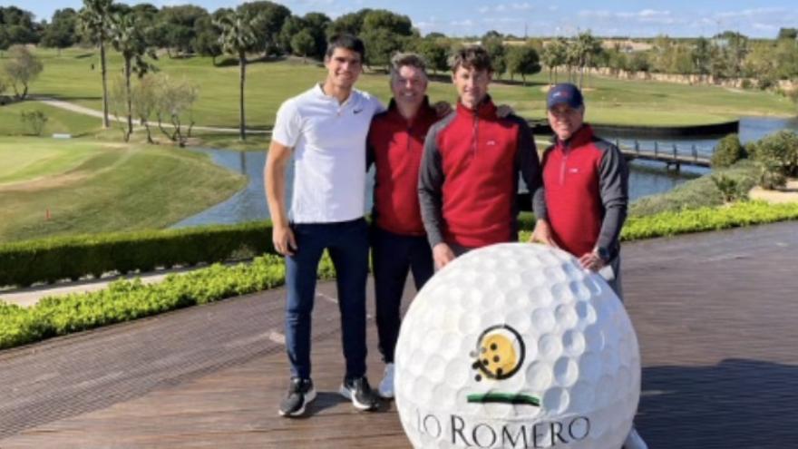 Carlos Alcaraz se relaja jugando al golf con Ferrero