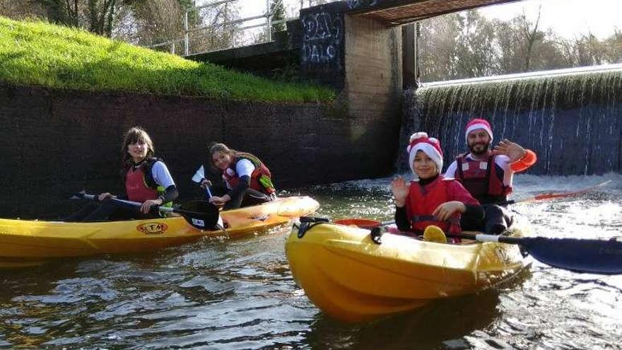 Cambre cierra el año remando por una ría saneada