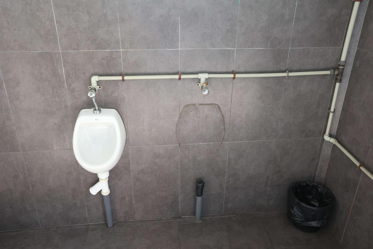 Urinario que falta en el aseo público de San Diego.