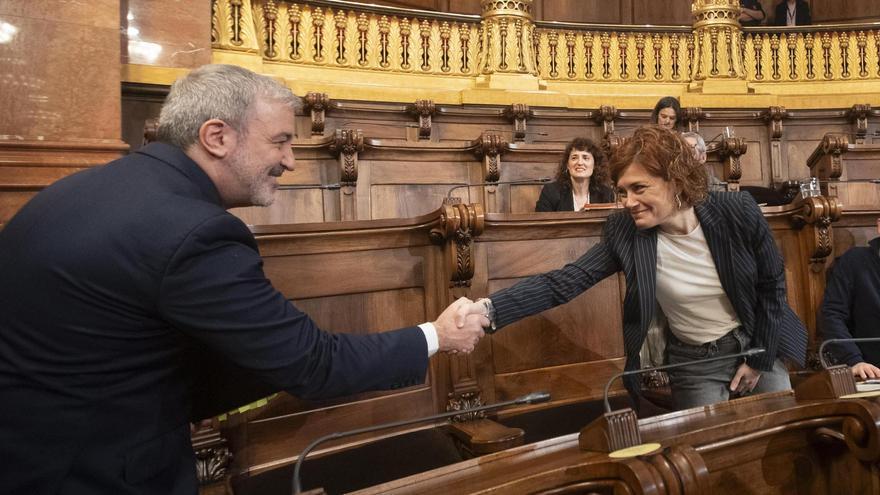 El alcalde de Barcelona Jaume Collboni (PSC) saluda a Elisenda Alamany (ERC), en una imagen de archivo