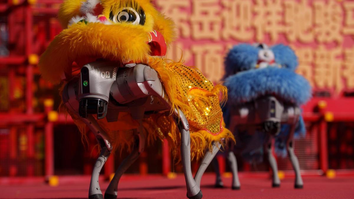 Robots cuadrúpedos dentro de disfraces de león en el desfile del año chino de este miércoles,en Beijing (China).