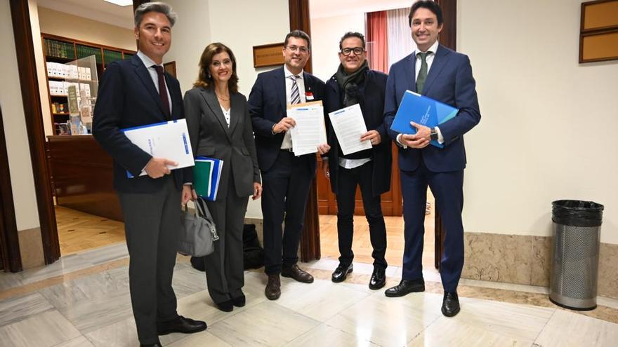 Alfafar y Sedaví presentan 5.000 firmas en el Congreso para pedir soterrar las vías