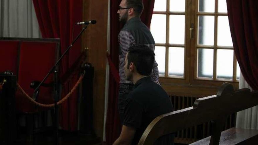 Los dos acusados, ayer en la Audiencia. // Jesús Regal