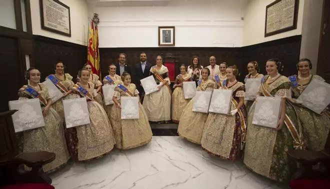 Las Falleras Mayores y las Cortes de Honor reciben los mantones del Ayuntamiento de Sagunt