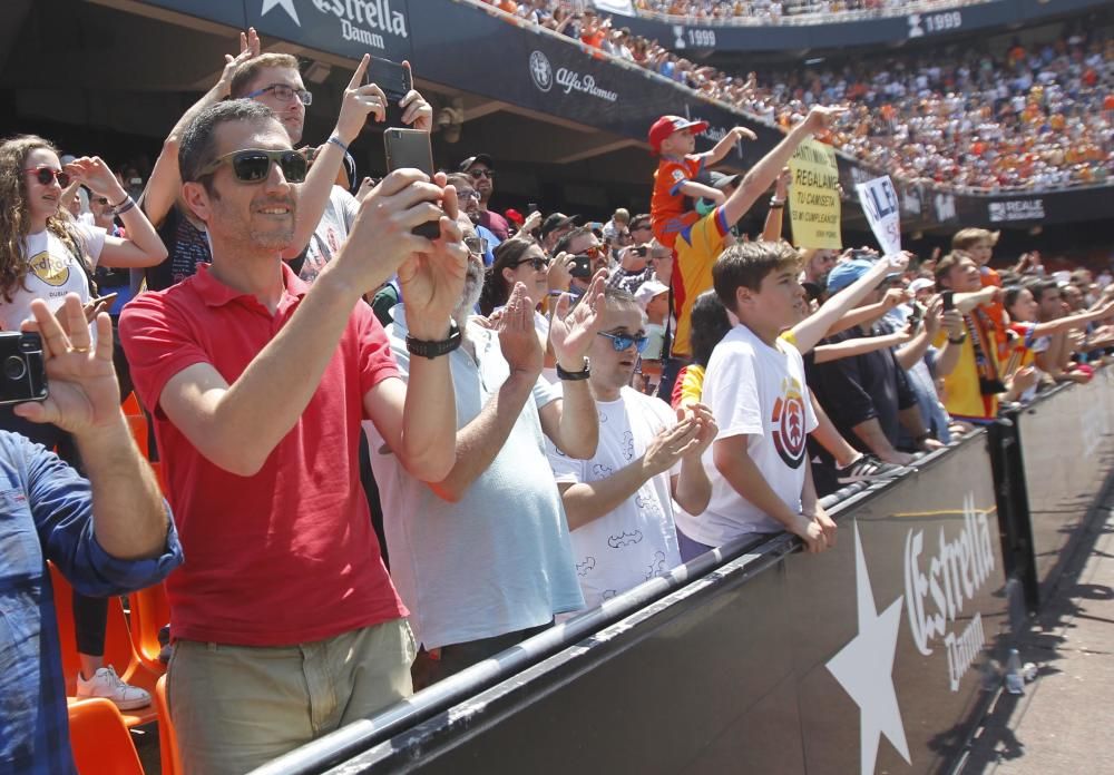 Fiesta y manteo de los jugadores del Valencia CF