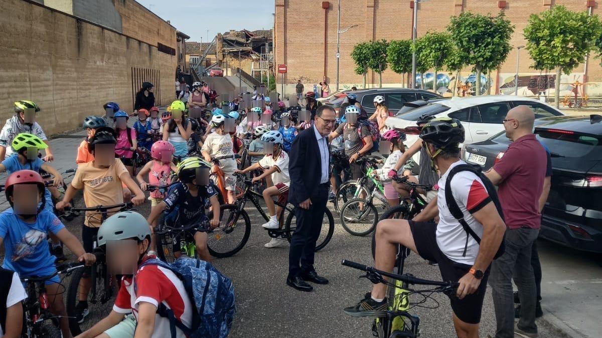 Los alumnos llegan en bicicleta al colegio Hospital de la Cruz.