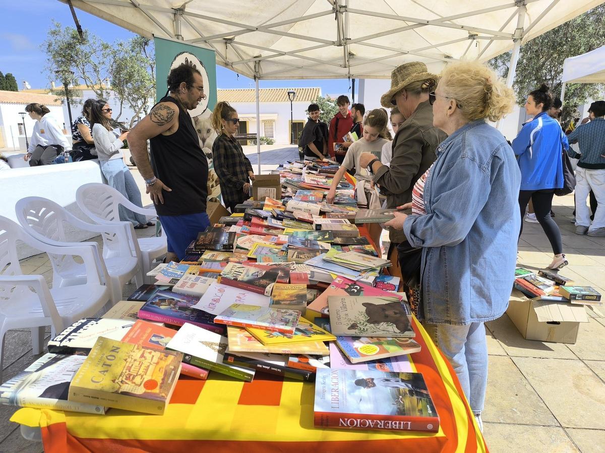 Acción Francisco intercambiaba libros por donativos para su labor de atención y control de la colonia felina de Formentera