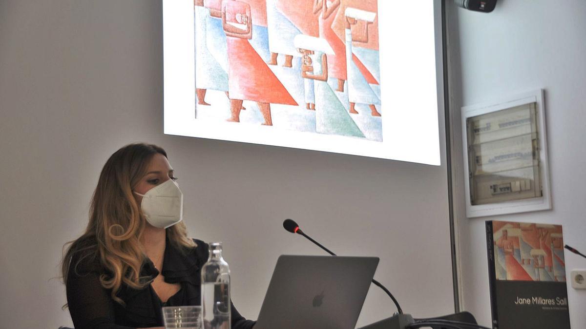 La historiadora del arte, comisaria e investigadora Laura Teresa García Morales, ayer, en el Centro de Arte La Regenta, durante la presentación. | | CENTRO DE ARTE LA REGENTA