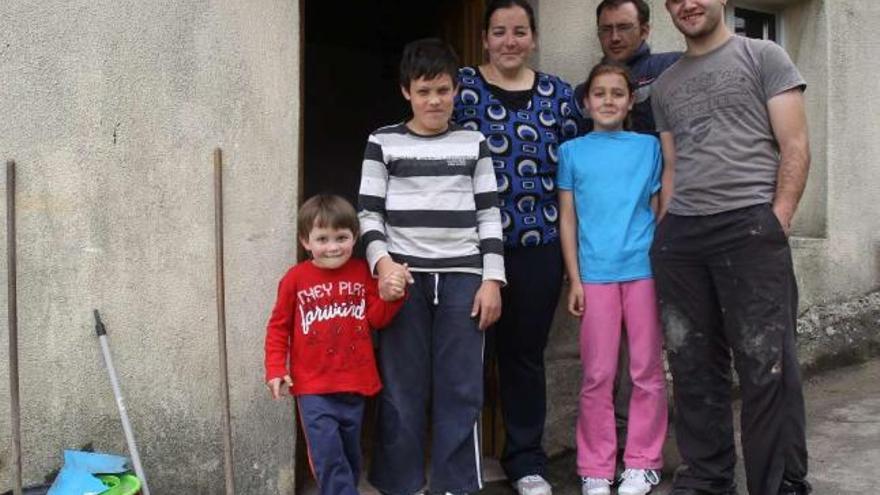 Mónica, su marido Antonio -al fondo- y su cuñado Ricardo, con los tres hijos del matrimonio en su casa de Cabral.   // Ricardo Grobas